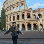 Turystka na tle Koloseum