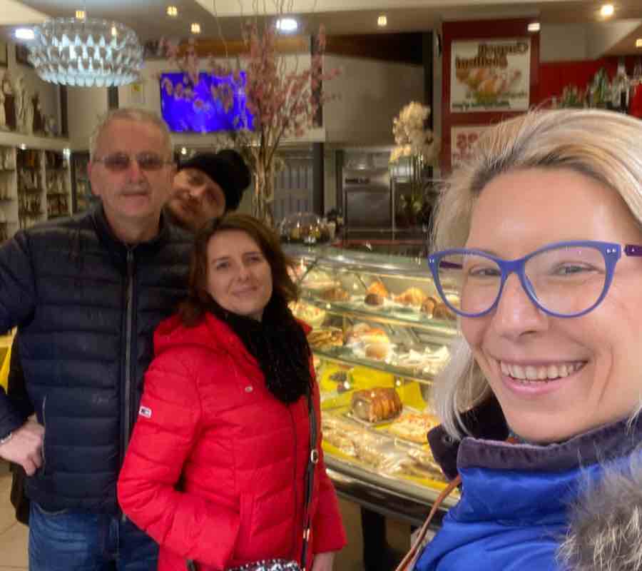 Selfie na którym jest Jowita z klientami w barze po zwiedzaniu