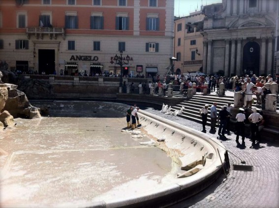 Zbieranie monet z fontannie di Trevi
