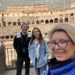 Jowita w Koloseum z turystami